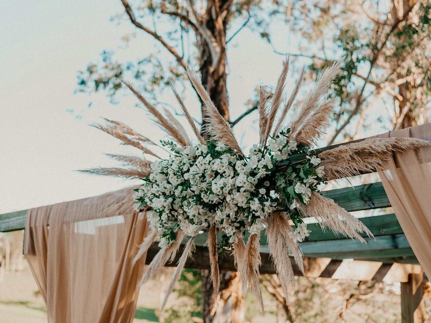 Outdoor budget wedding decorations - how to arrange a wedding on a budget