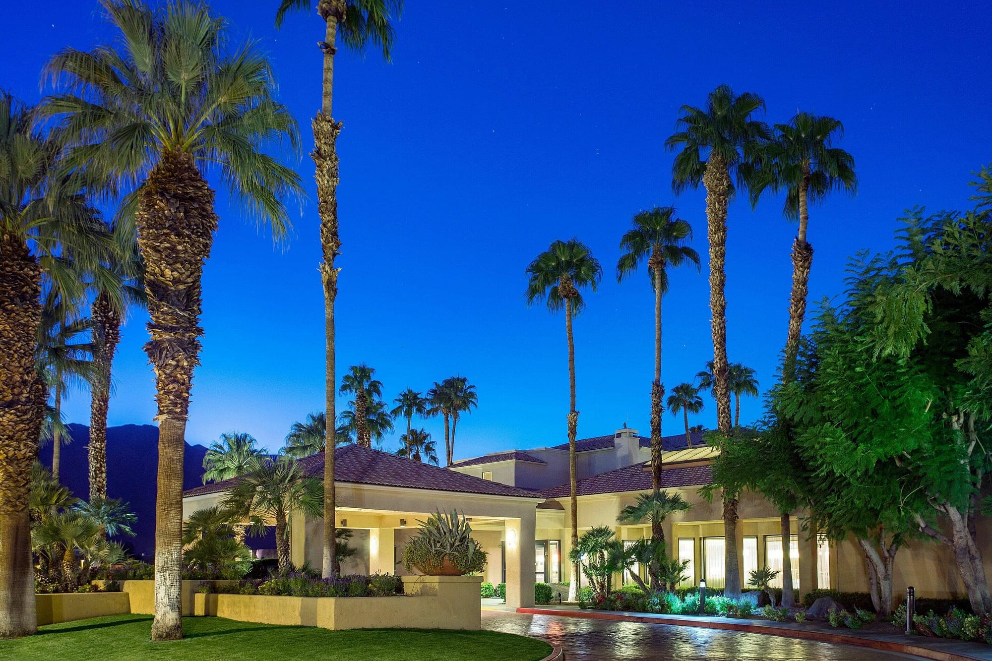 Building view of Courtyard by Marriott Palm Springs