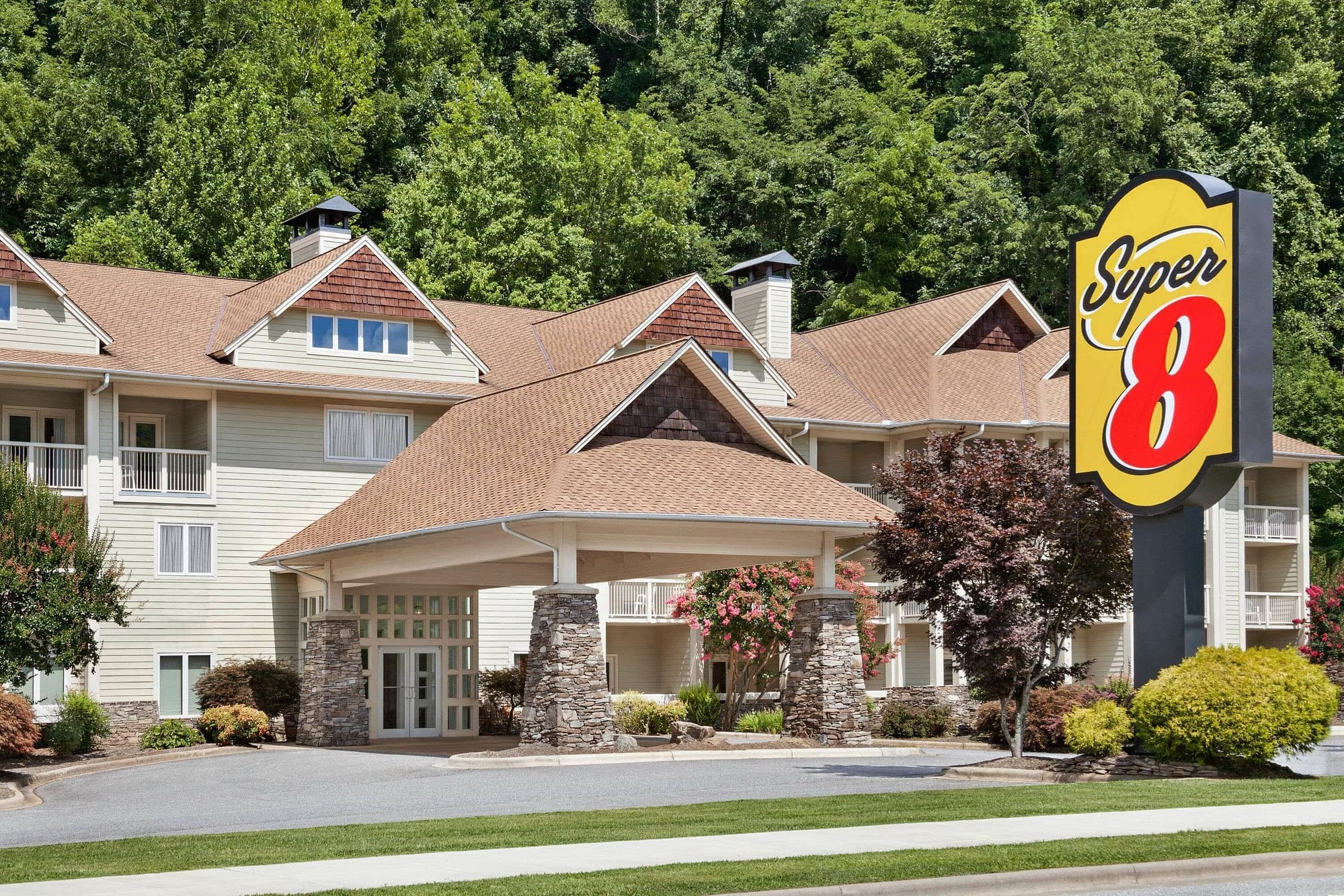Building view of Super 8 by Wyndham Cherokee