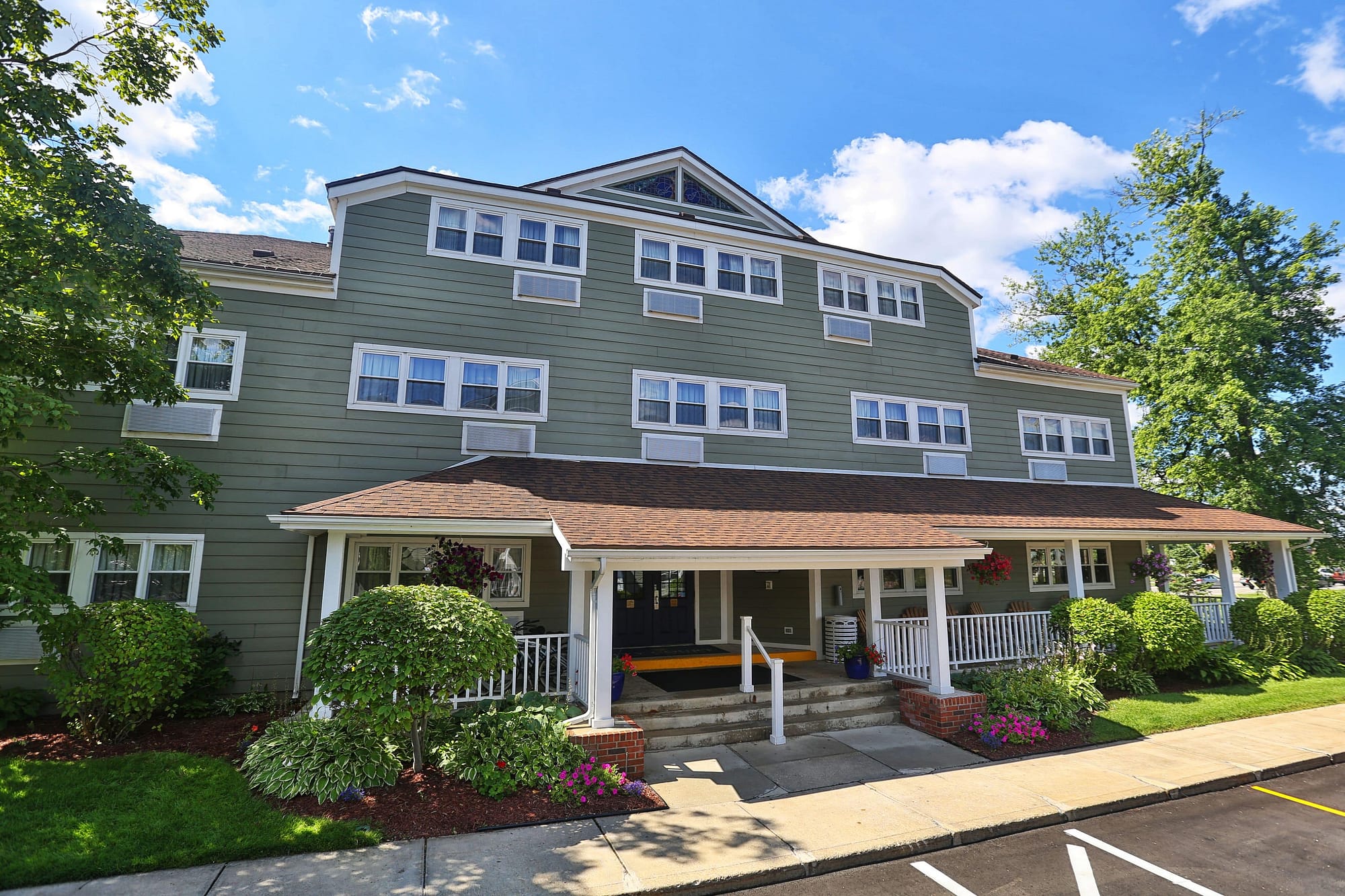 Building view of Ivy Court Inn & Suites