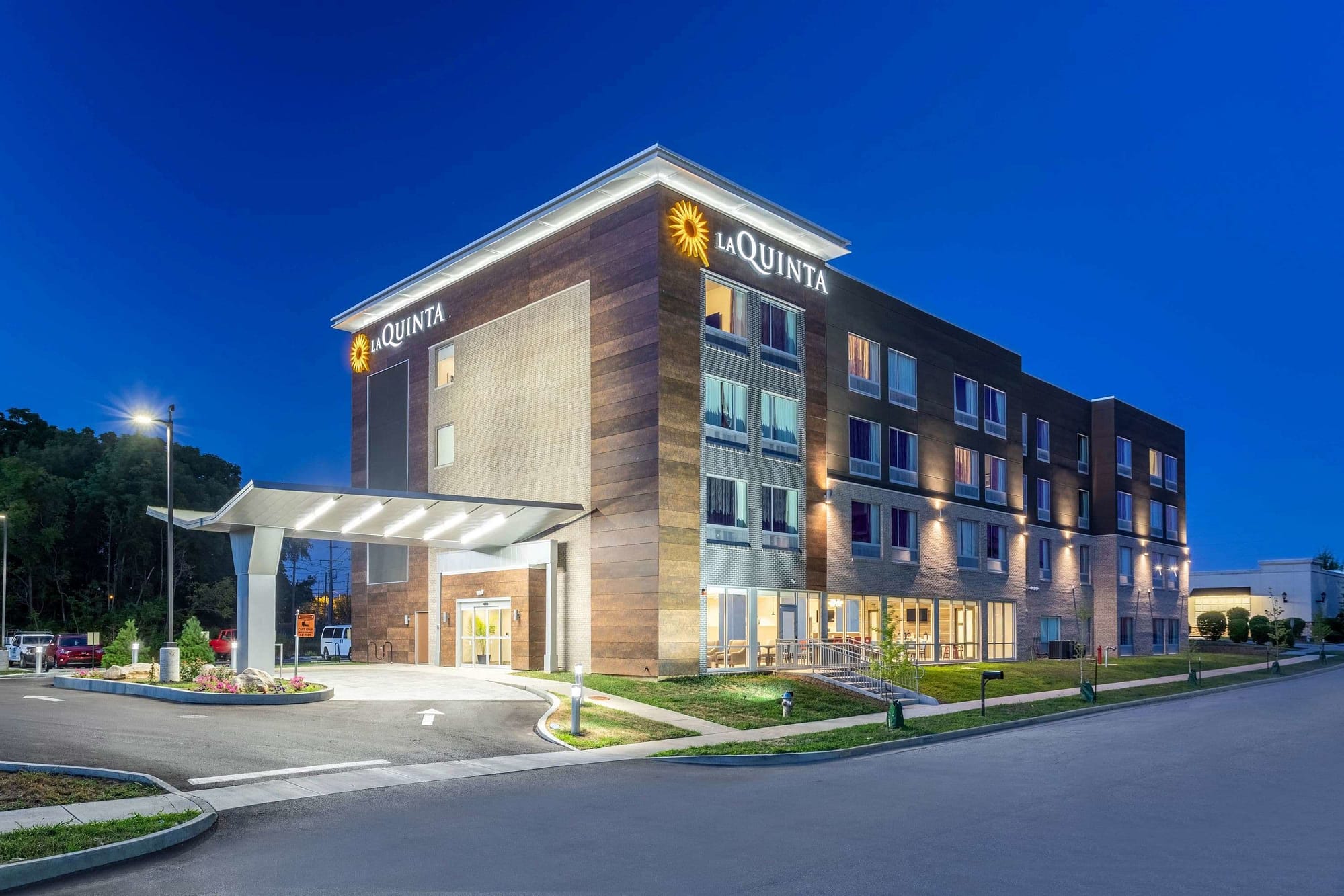 Building view of La Quinta Inn & Suites by Wyndham Bloomington