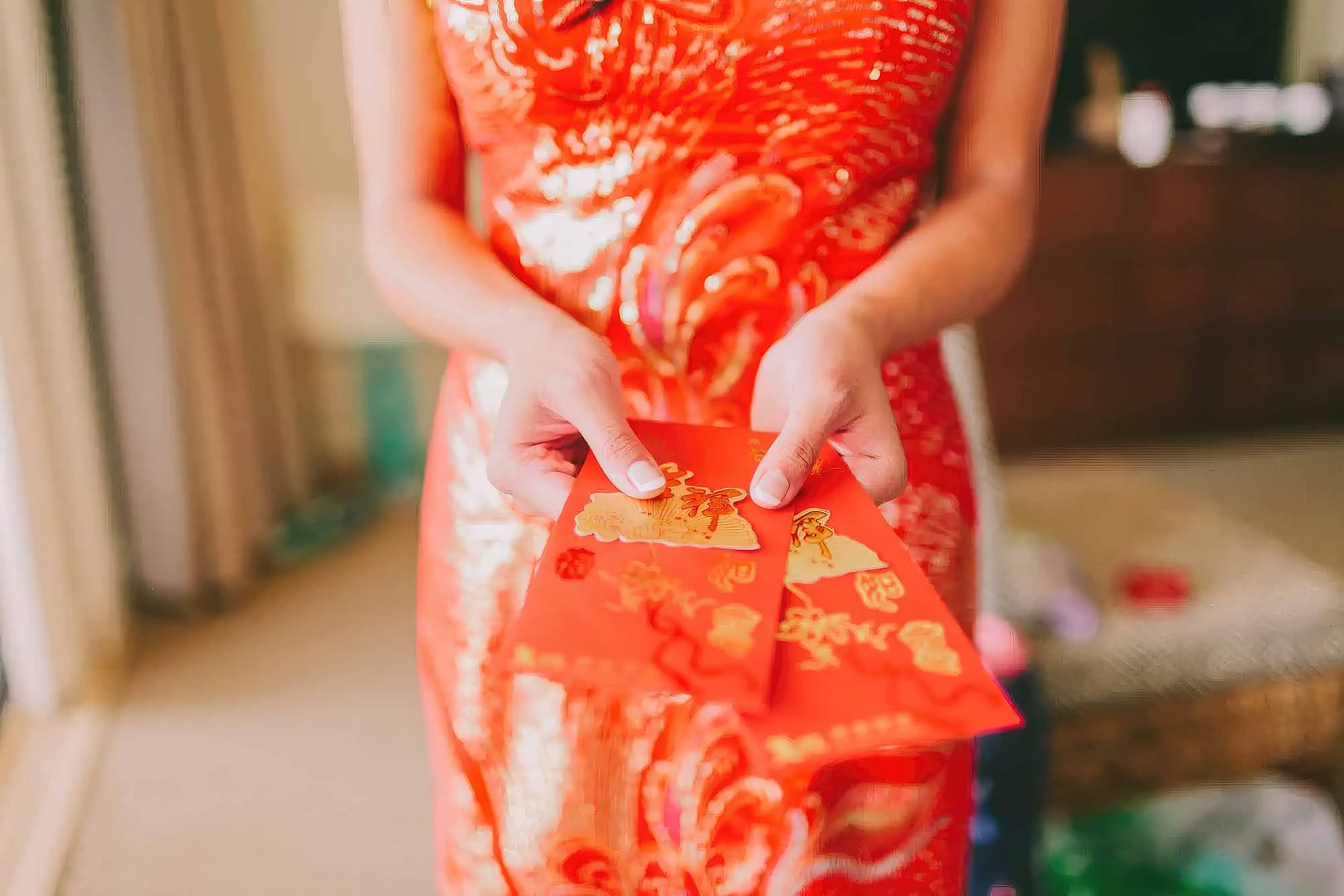 Wearing cheongsam appropriately