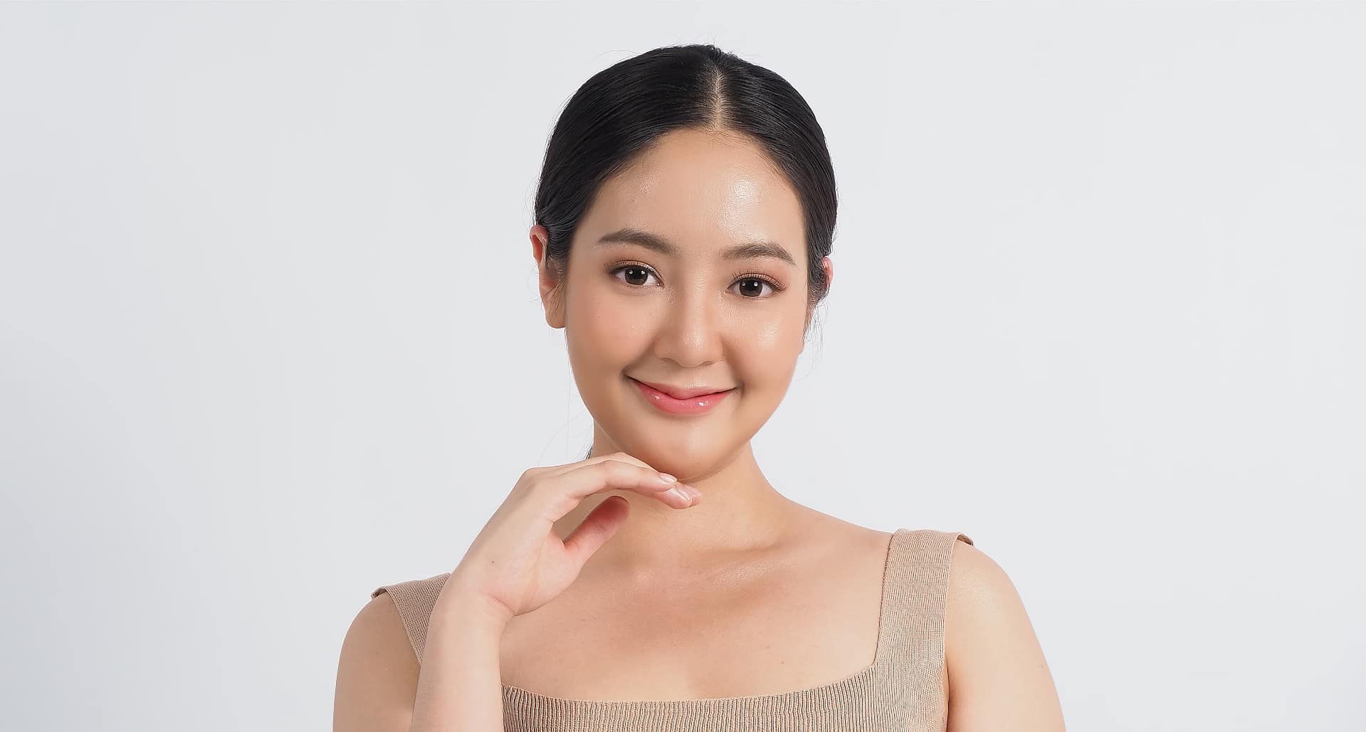 Beauty potrait of woman with simple make-up