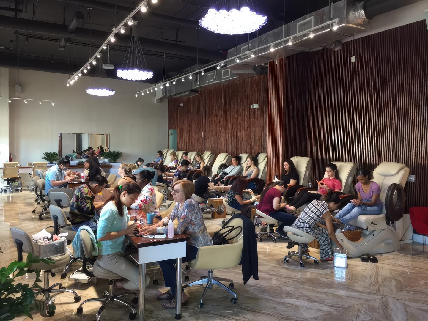 Mira Nailbar interior