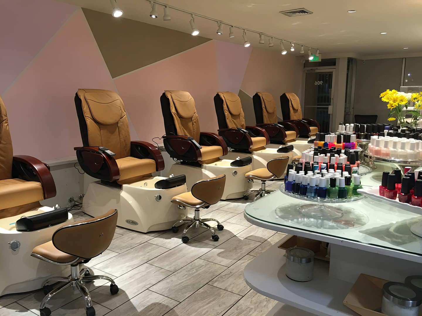 EM Nail Salon interior