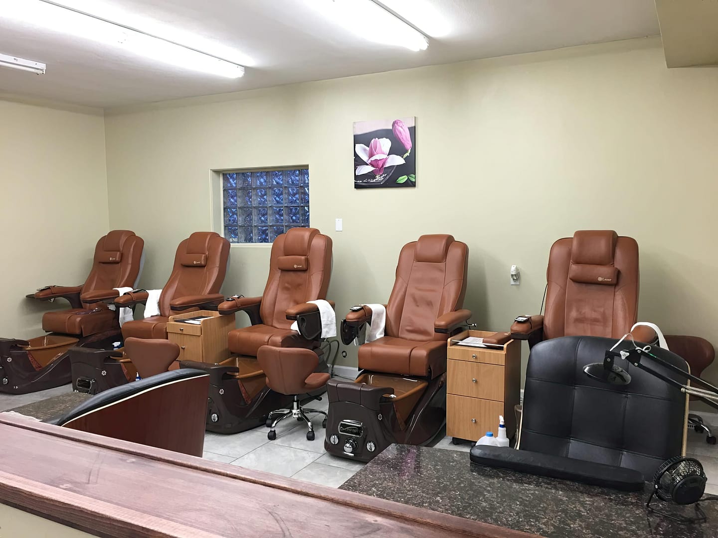 Mimi's Nail Salon interior