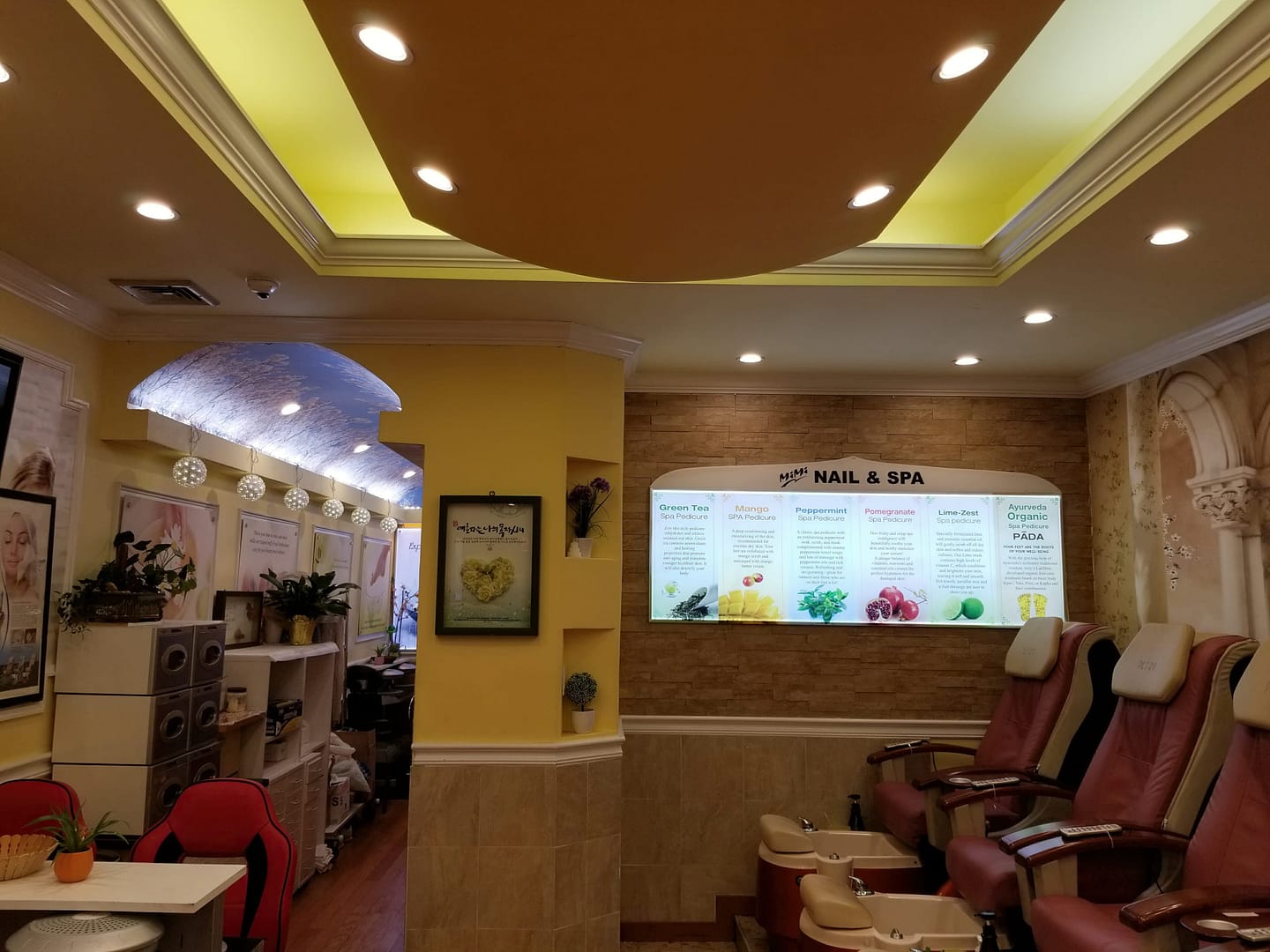 Mimi's Nail Spa interior