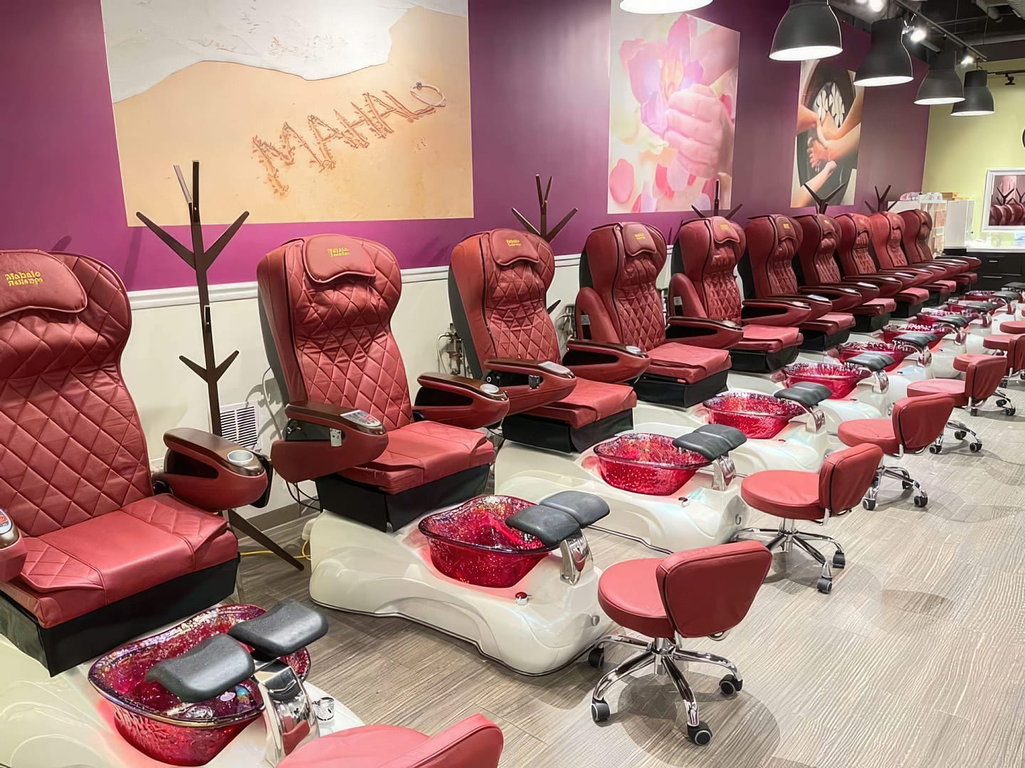 Mahalo Nails Spa interior