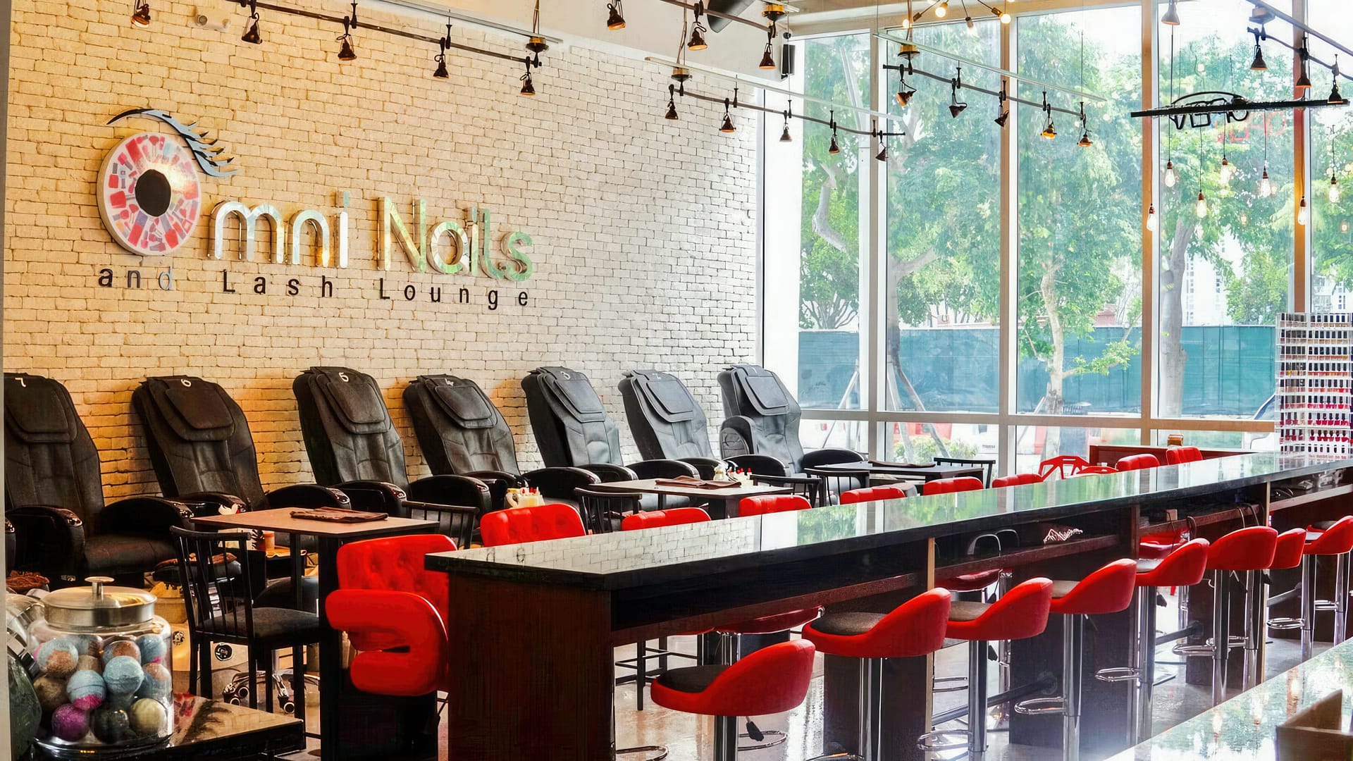 Omni Nails and Lash Lounge interior