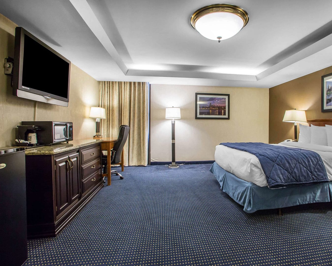 Bedroom view of Quality Inn Schaumburg Chicago near the Mall