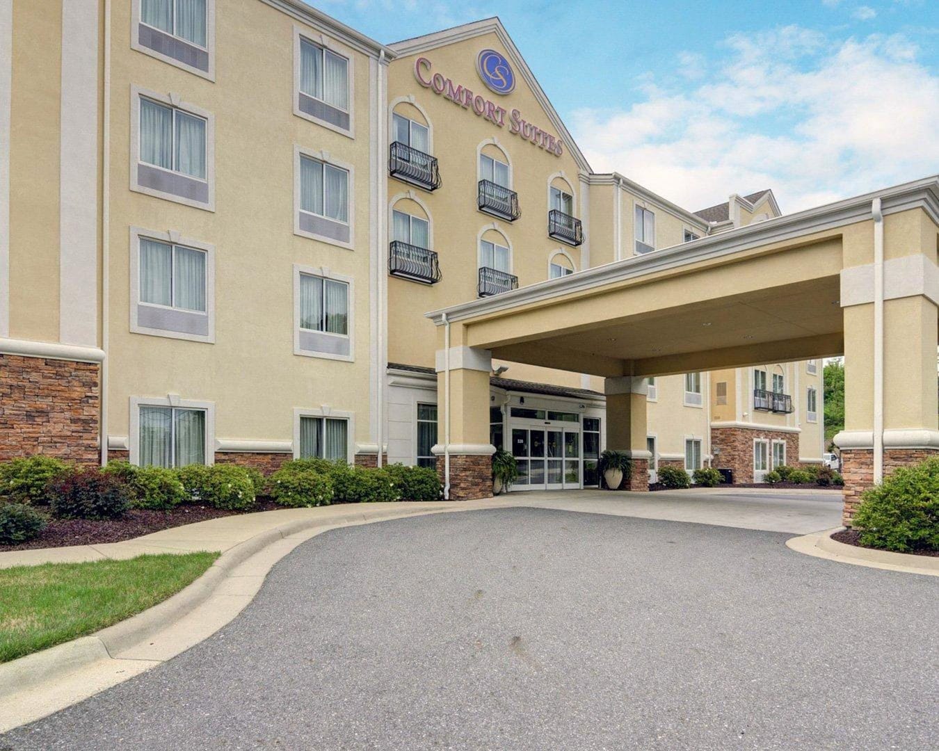 Building view of Comfort Suites near Hot Springs Park