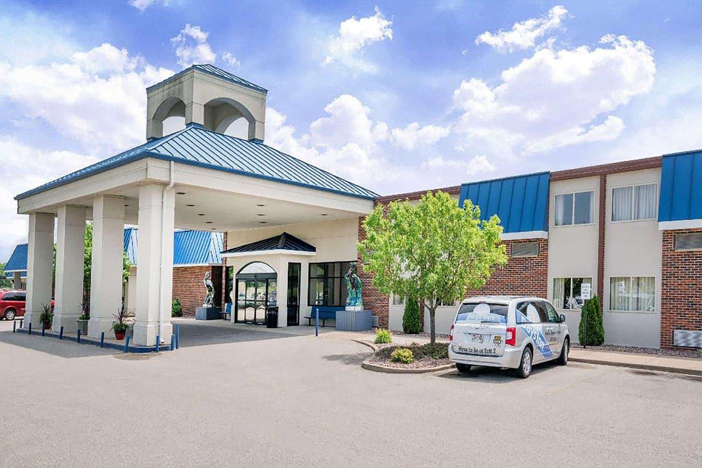 Building view of Norwood Inn & Suites La Crosse