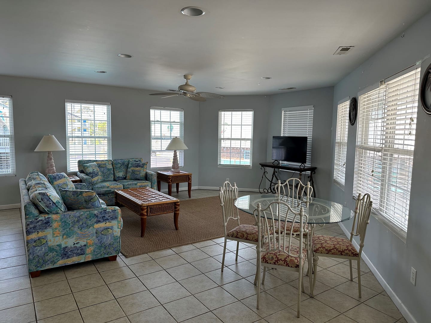Living room view of Drifter's Reef Hotel