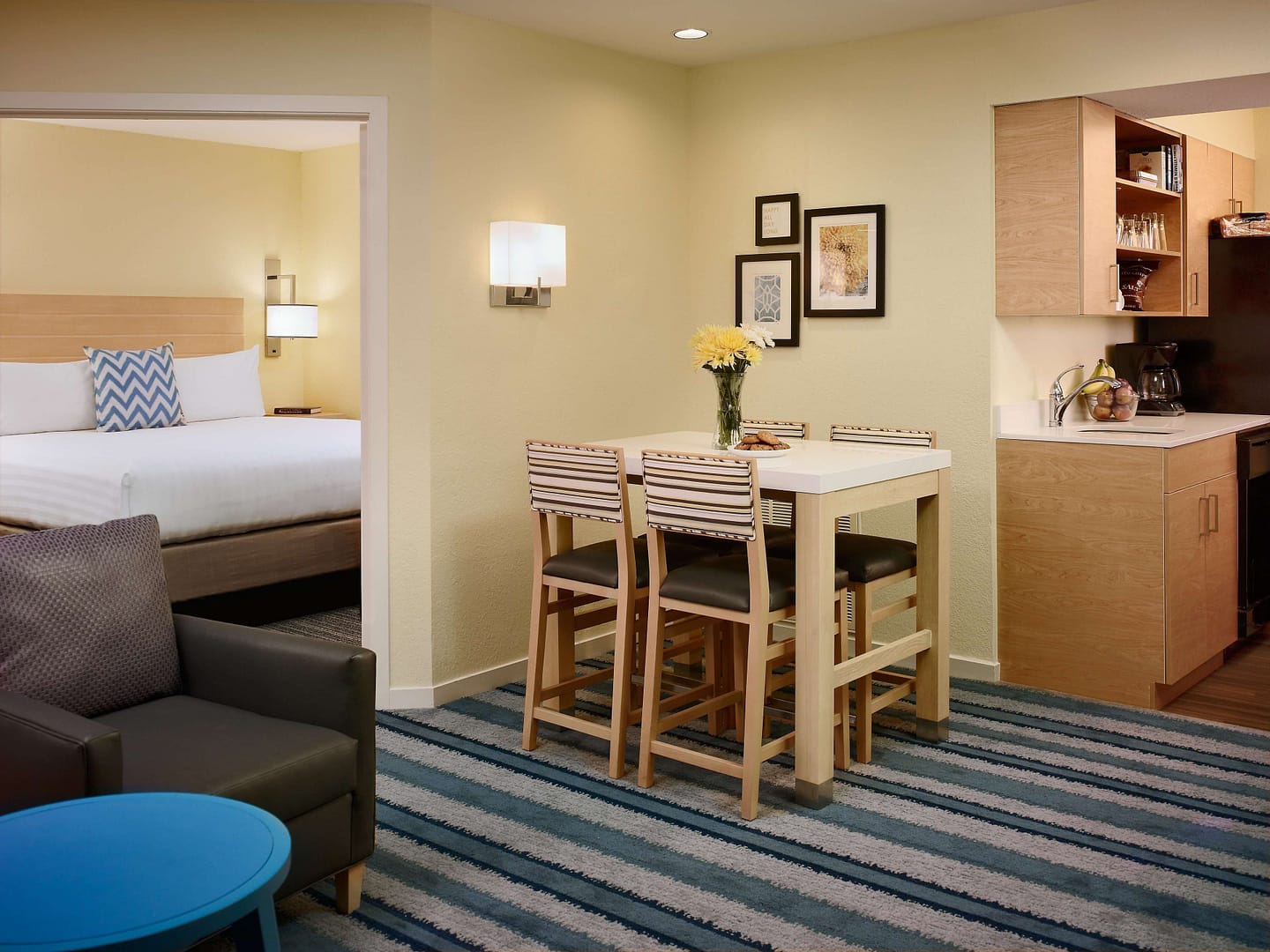 Dining room view of Sonesta ES Suites Chicago - Schaumburg