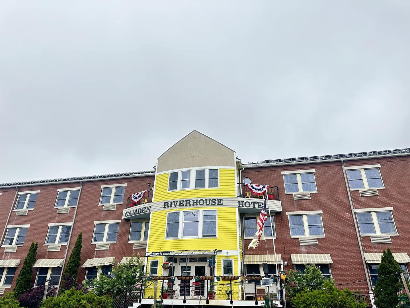 Building view of Camden Riverhouse Hotel