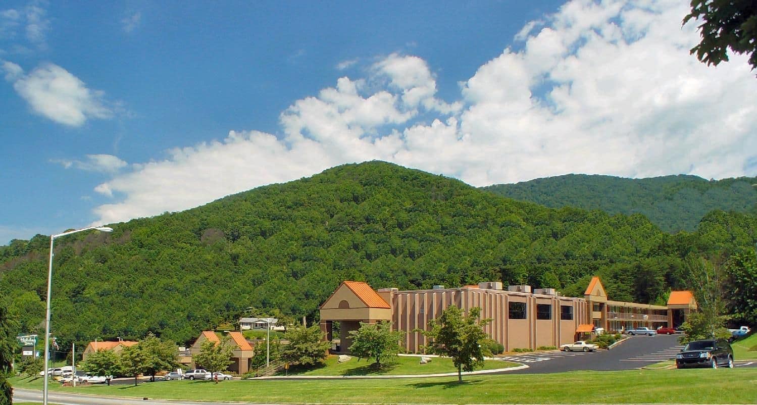 Outside view of Chestnut Tree Inn Cherokee