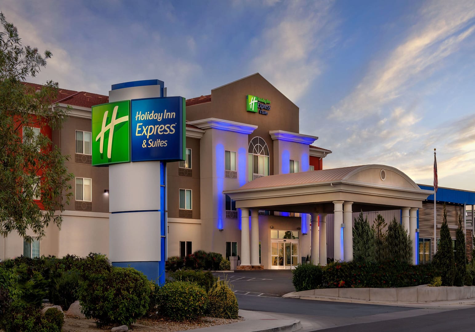 Building view of Holiday Inn Express & Suites Reno Airport