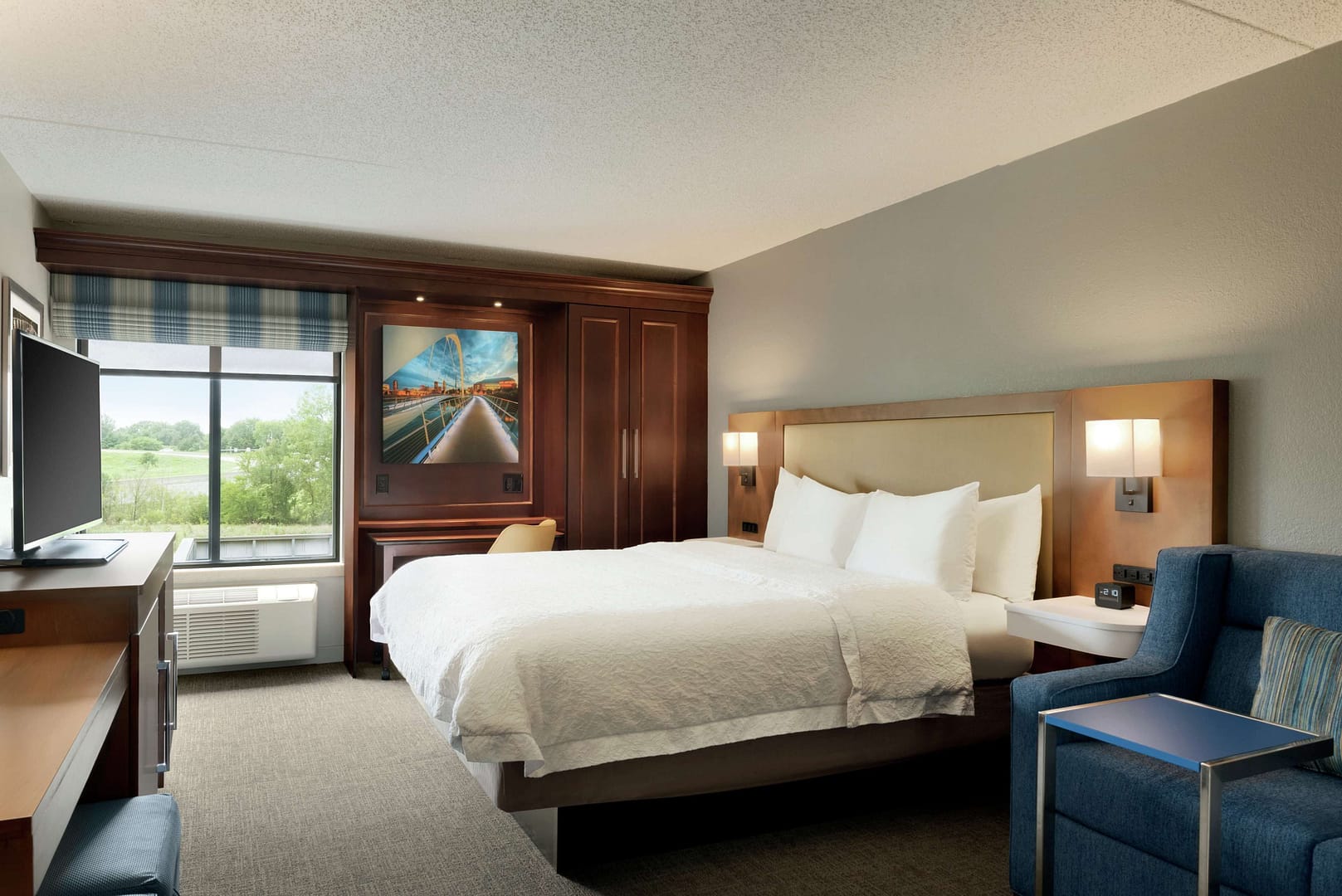 Bedroom view of Hampton Inn West Des Moines Lake Drive
