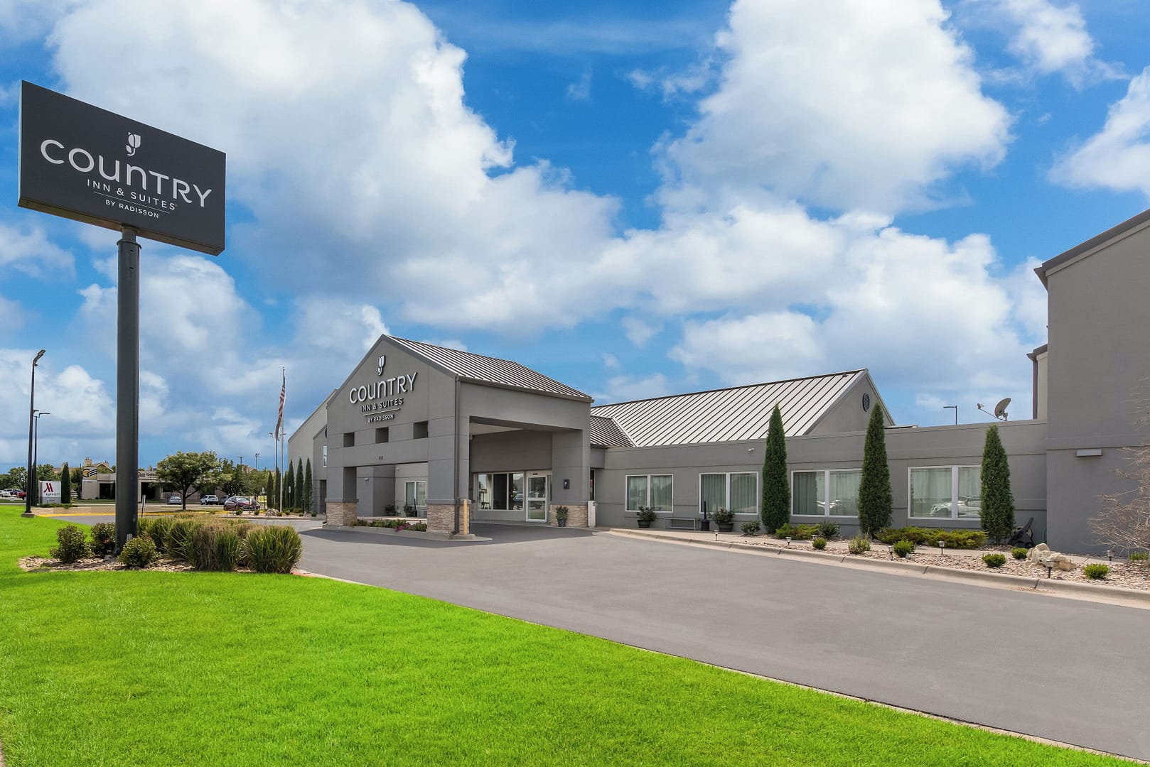 Building view of Country Inn & Suites by Radisson, Wichita East, KS