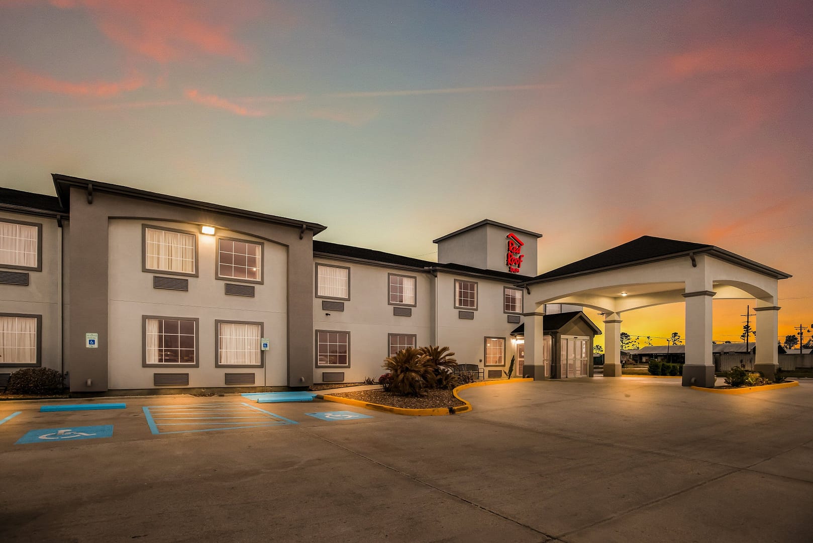 Building view of Red Roof Inn & Suites Lake Charles