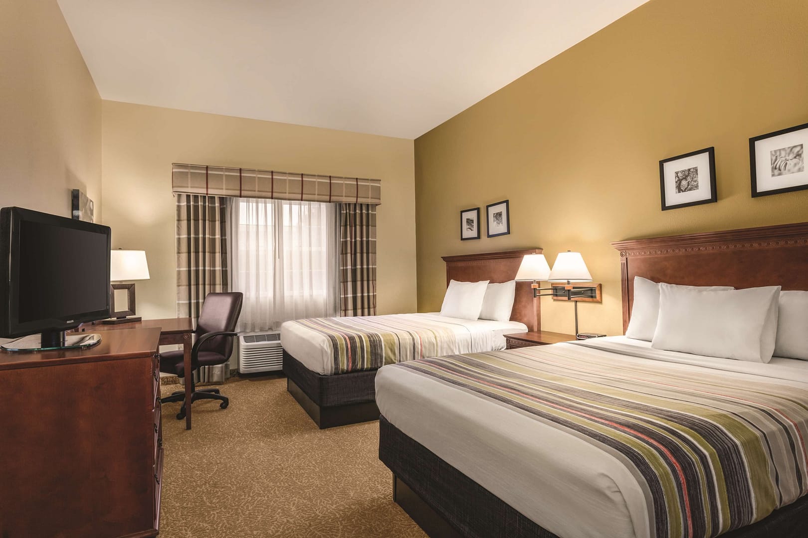 Bedroom view of Country Inn & Suites by Radisson, Dakota Dunes, SD