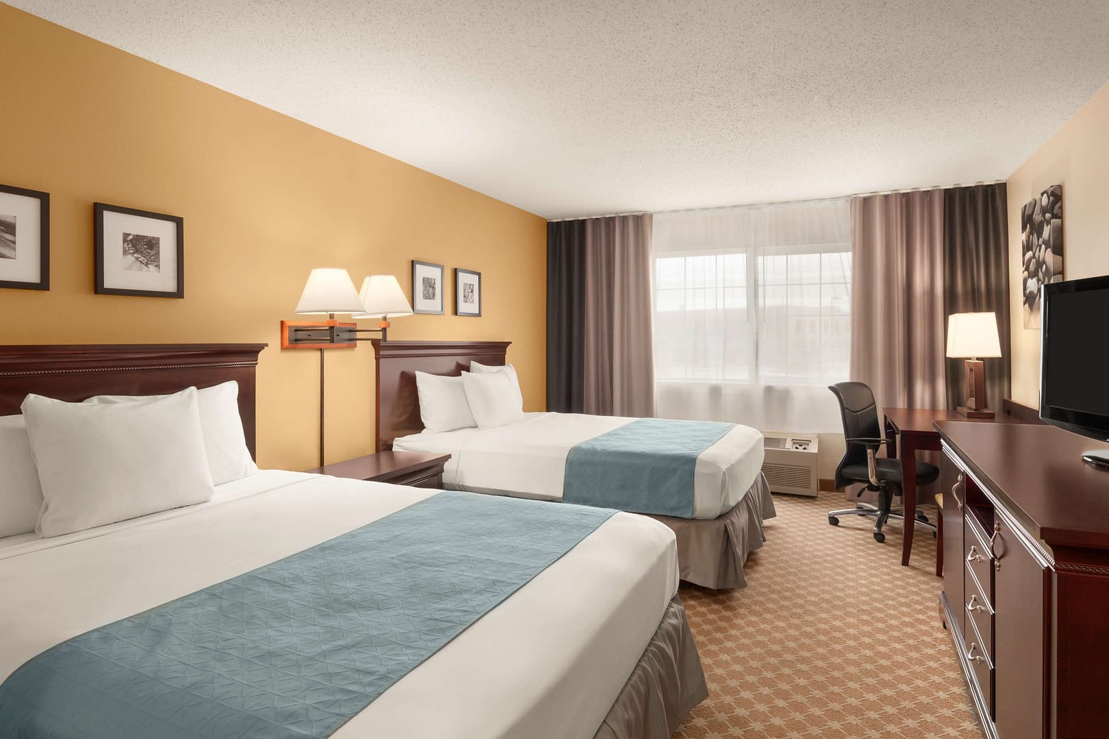Bedroom view of Country Inn & Suites by Radisson, Sioux Falls, SD