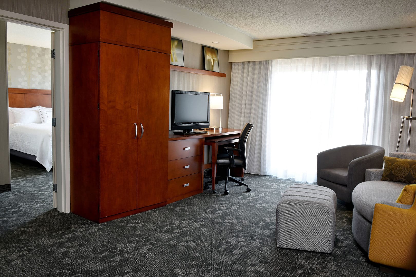Living room view of Courtyard by Marriott Sioux Falls