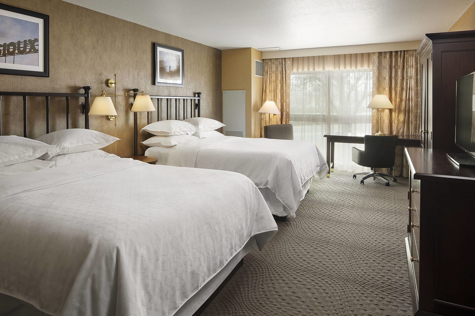 Bedroom view of Sheraton Sioux Falls & Convention Center