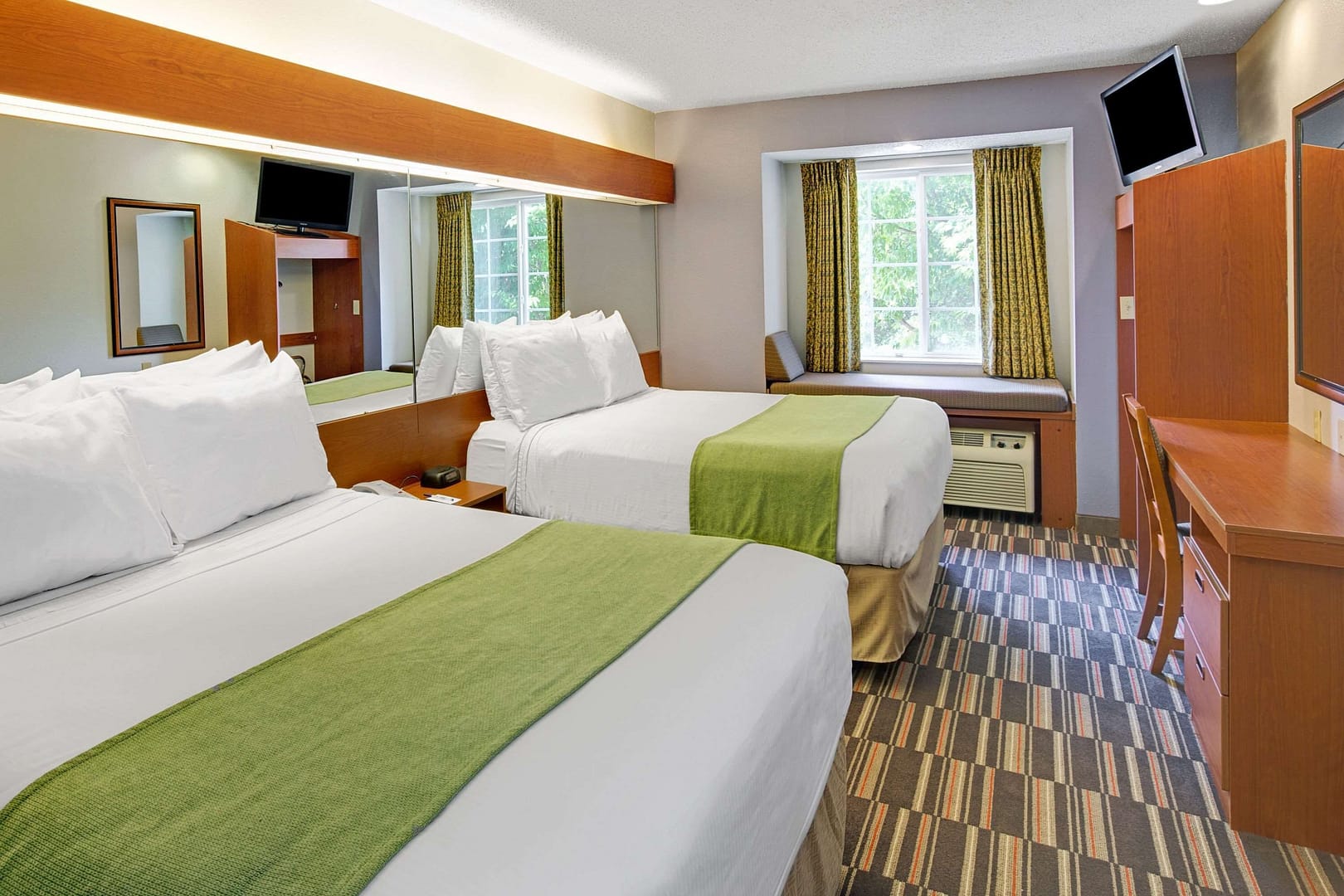 Bedroom view of Microtel Inn & Suites by Wyndham Cherokee