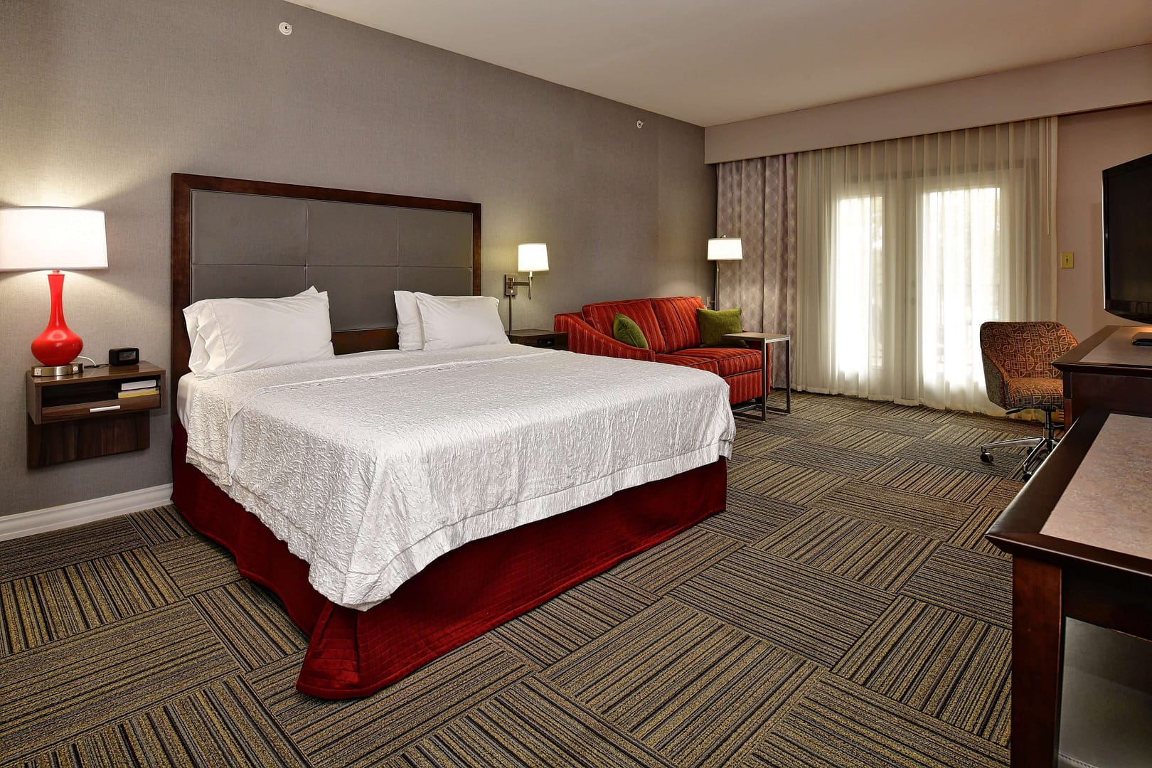 Bedroom view of Hampton Inn & Suites Fredericksburg