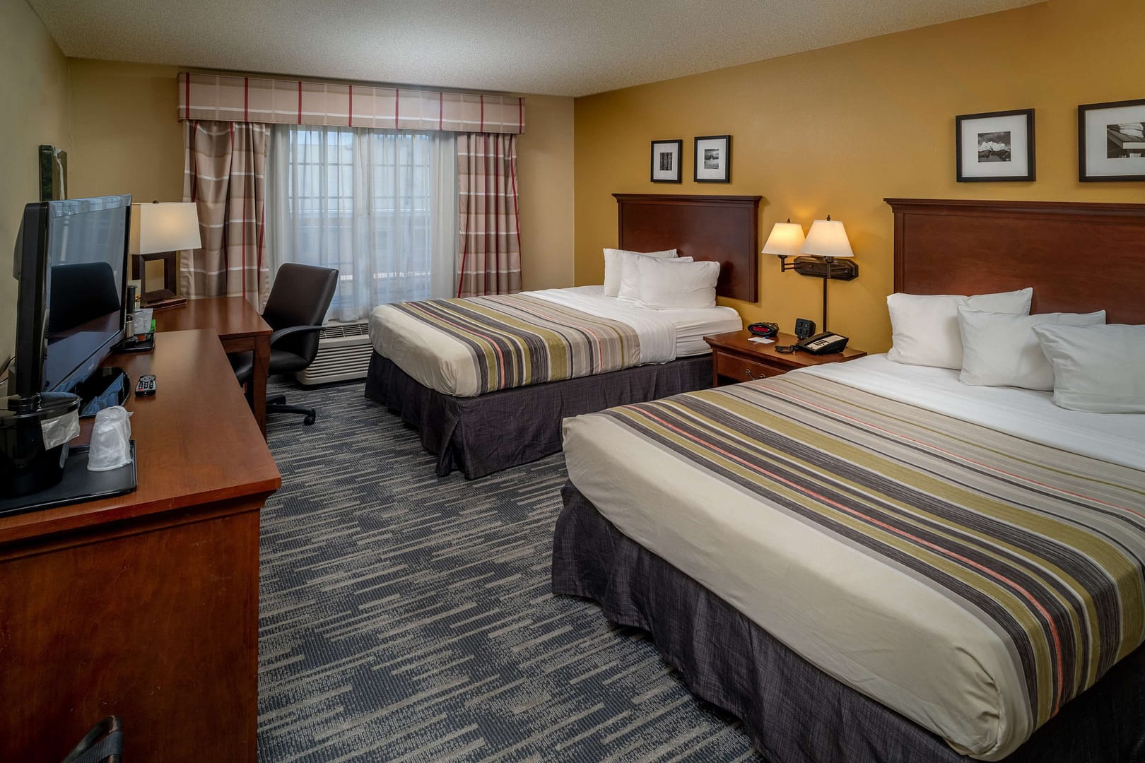 Bedroom view of Country Inn & Suites by Radisson, Charleston South, WV