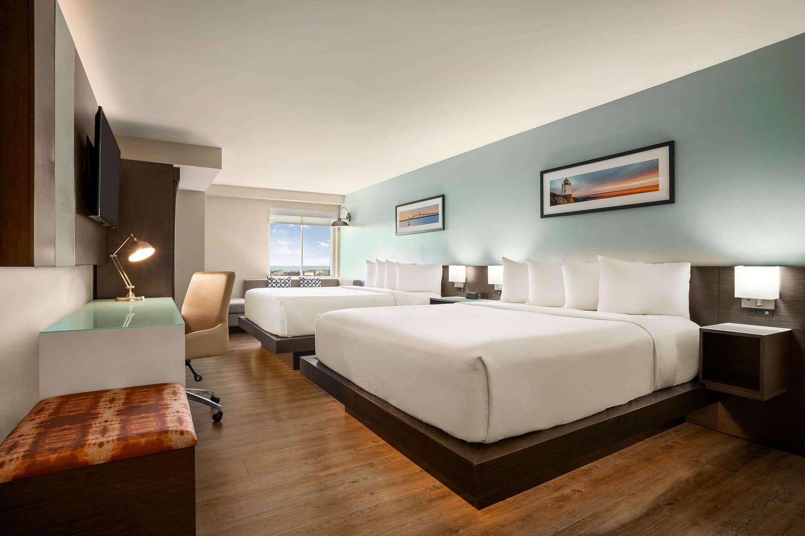 Bedroom view of Wyndham Newport Hotel
