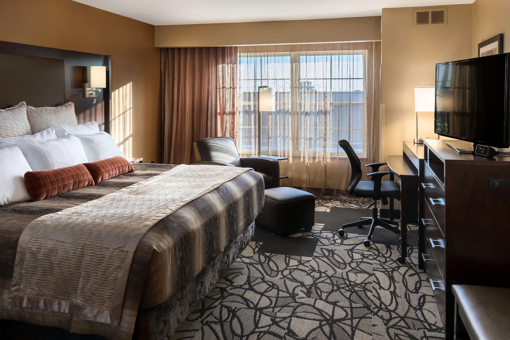 Bedroom view of Clubhouse Hotel & Suites Fargo