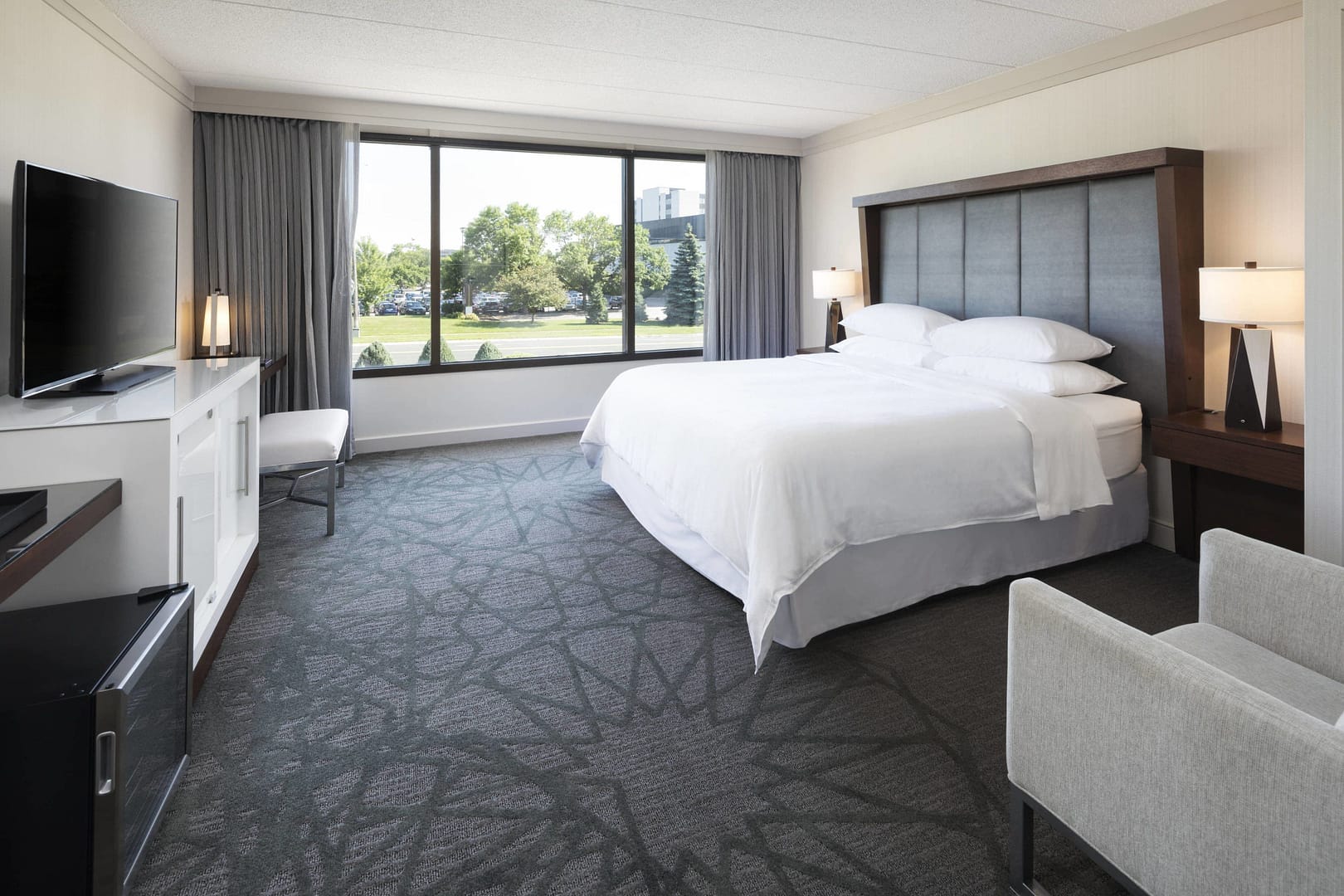 Bedroom view of Sheraton Bloomington Hotel