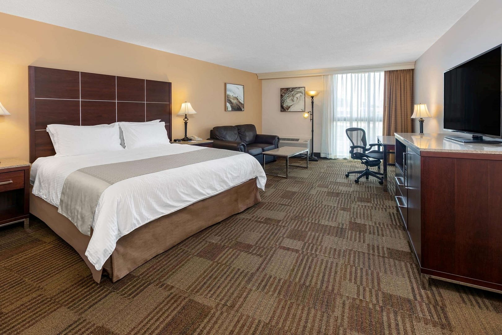 Bedroom view of Wyndham Riverfront Little Rock