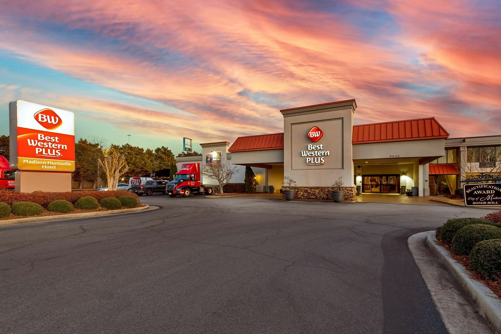 Building view of Best Western Plus Madison-Huntsville Hotel
