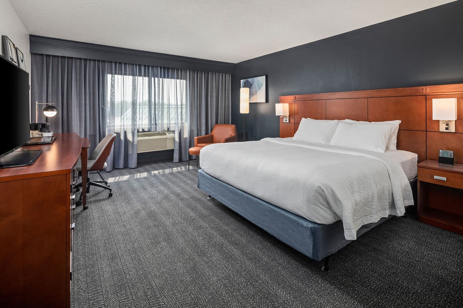 Bedroom view of Courtyard by Marriott La Crosse Downtown/Mississippi Riverfront