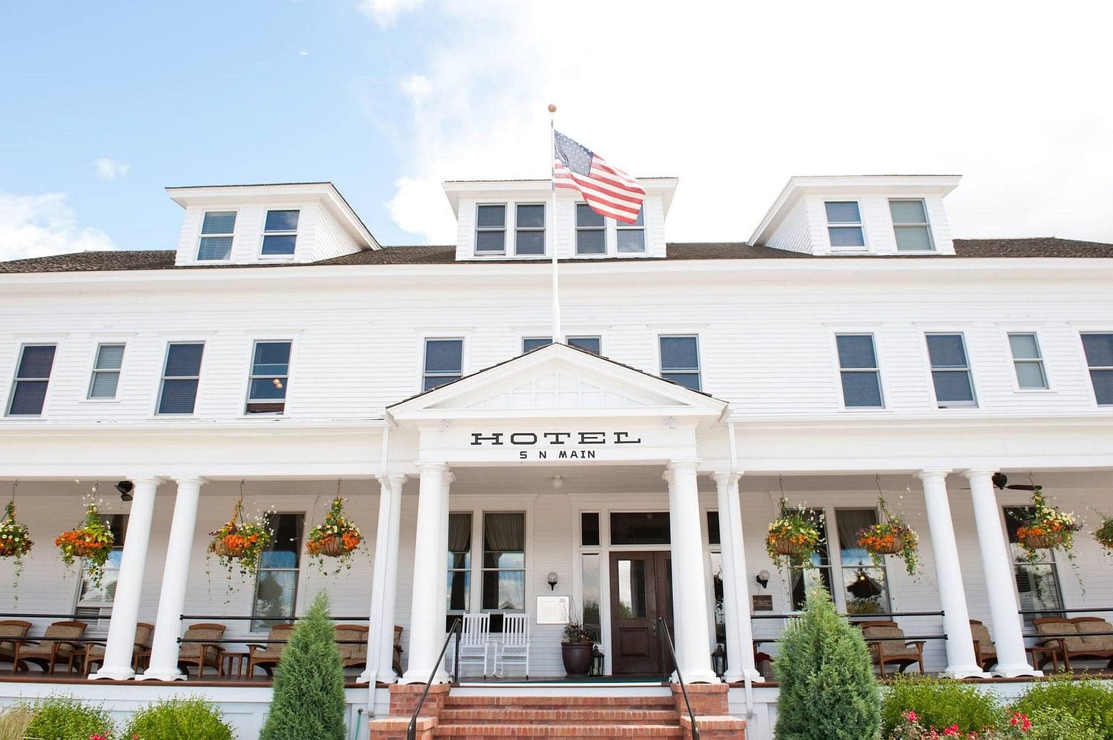 Building view of Sacajawea Hotel
