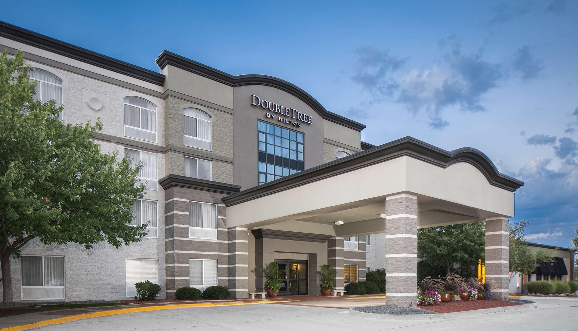 Building view of Hilton Garden Inn Des Moines Airport