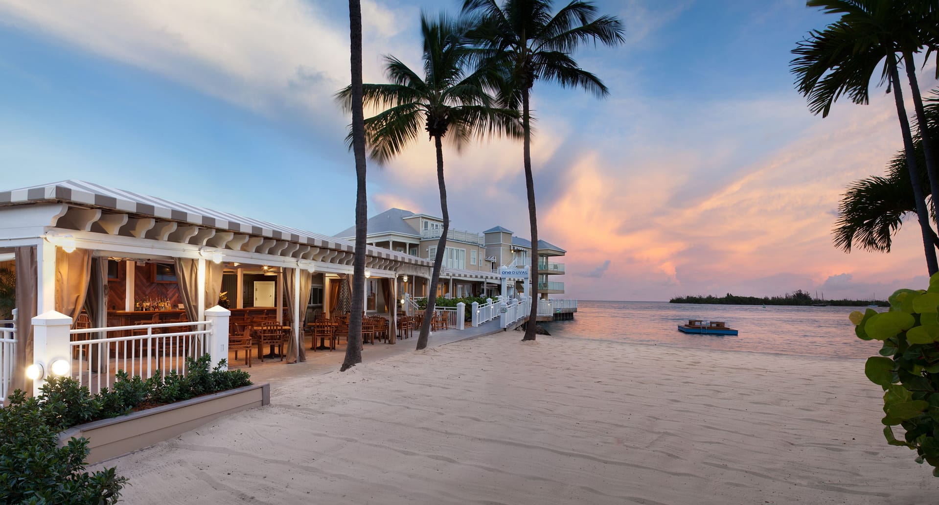 Beach bar at Pier House Resort & Spa