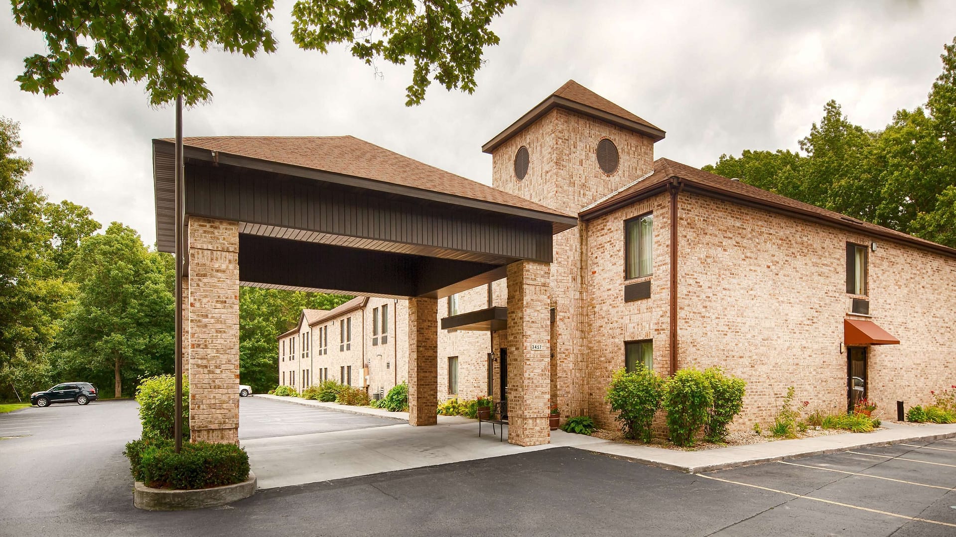 Building view of Best Western Plaza Hotel Saugatuck
