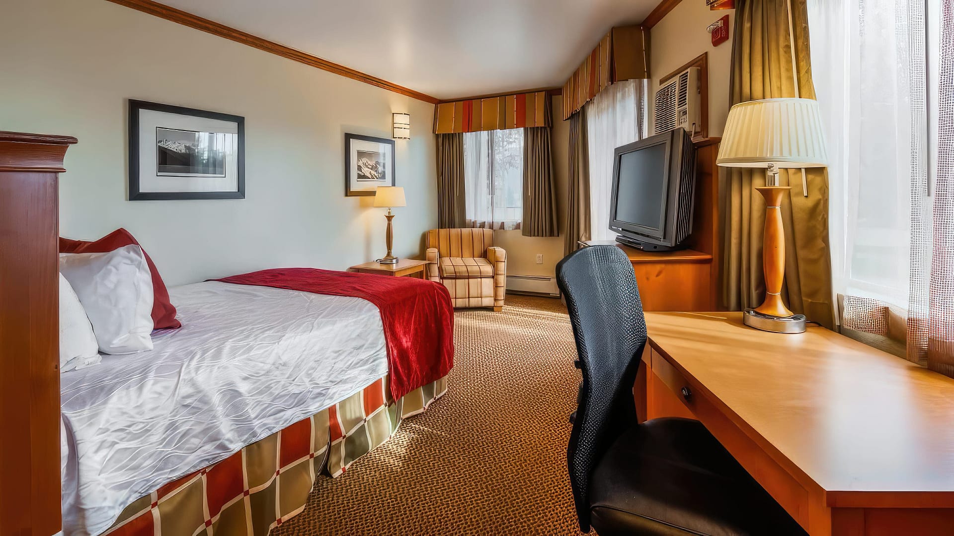 Bedroom view of Hotel Edgewater, Seward