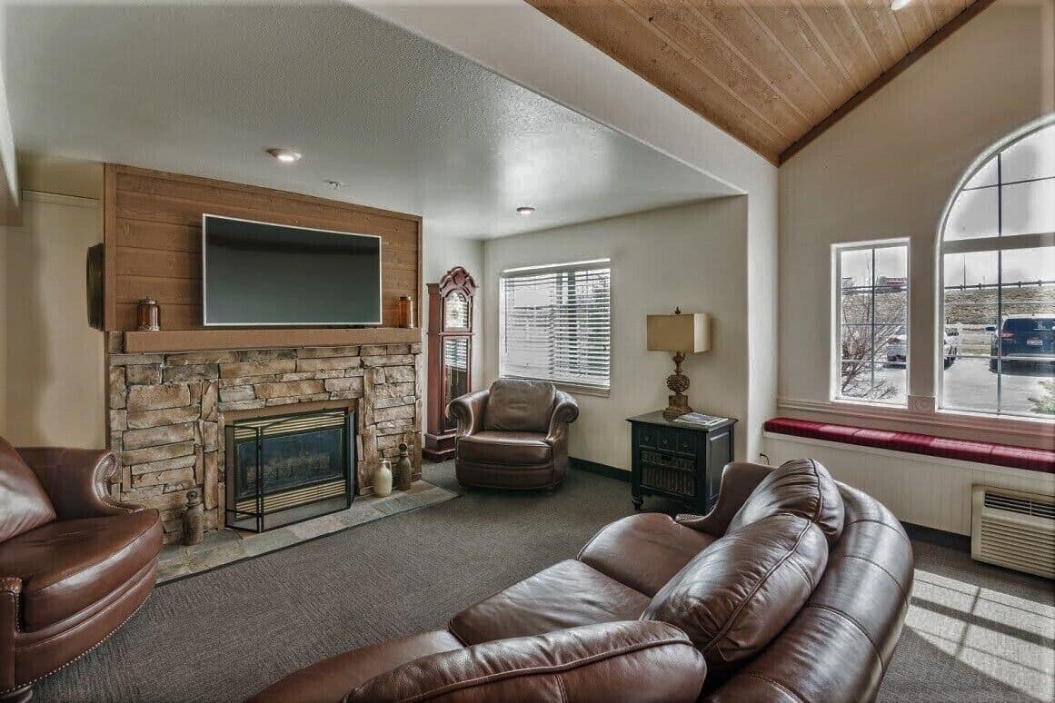 Living room view of Motel 6 Idaho Falls, ID - Snake River