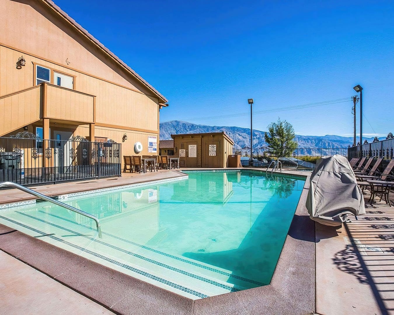 Pool view of Quality Inn Lone Pine near Mount Whitney