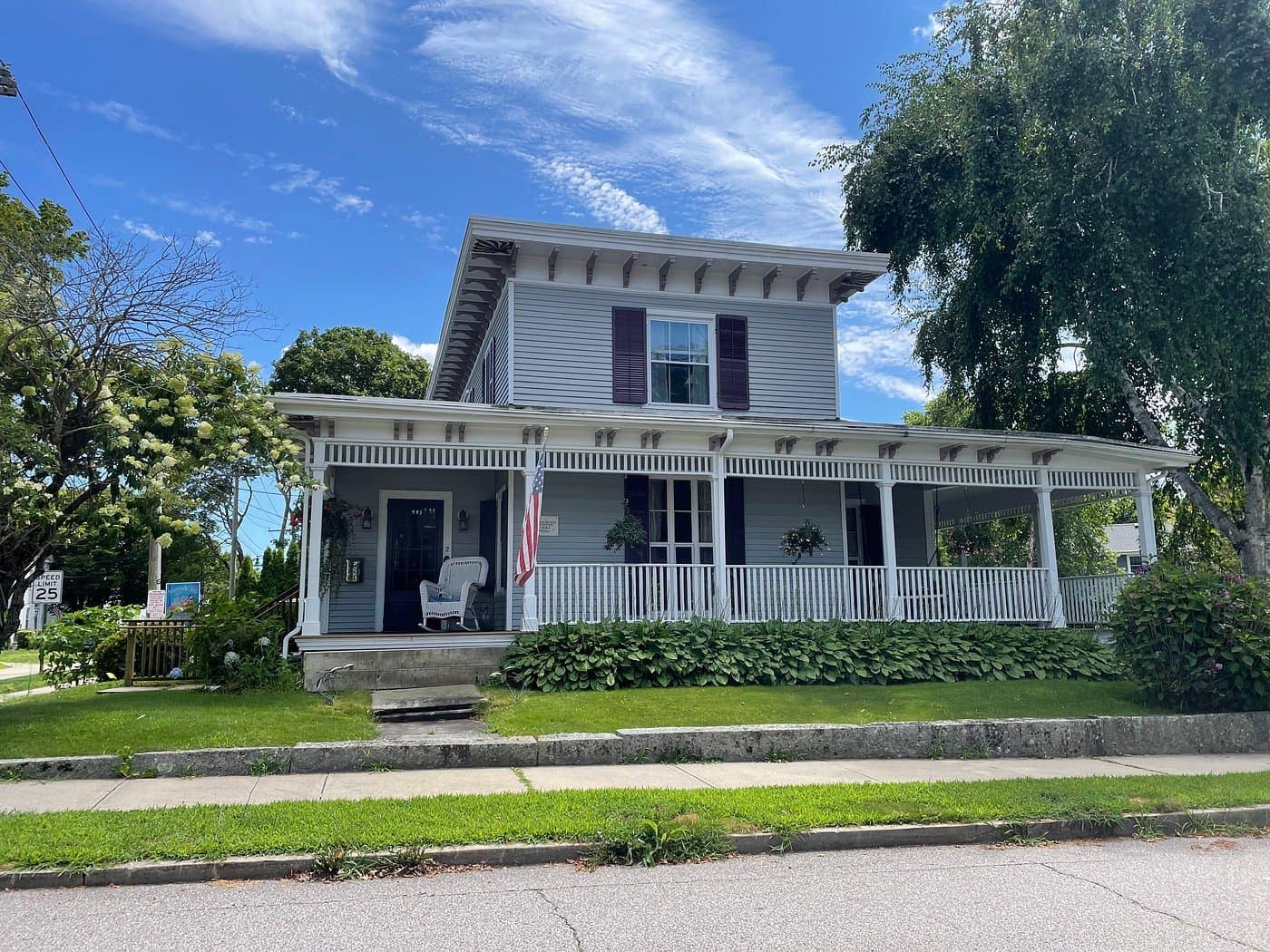 Building view of Mermaid Inn of Mystic