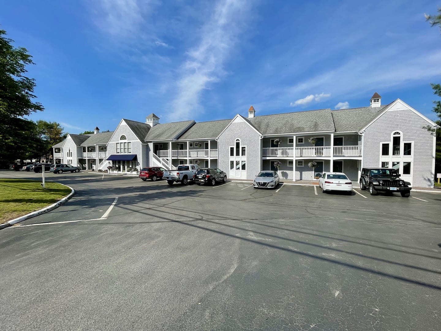 Building view of North Conway Mountain Inn
