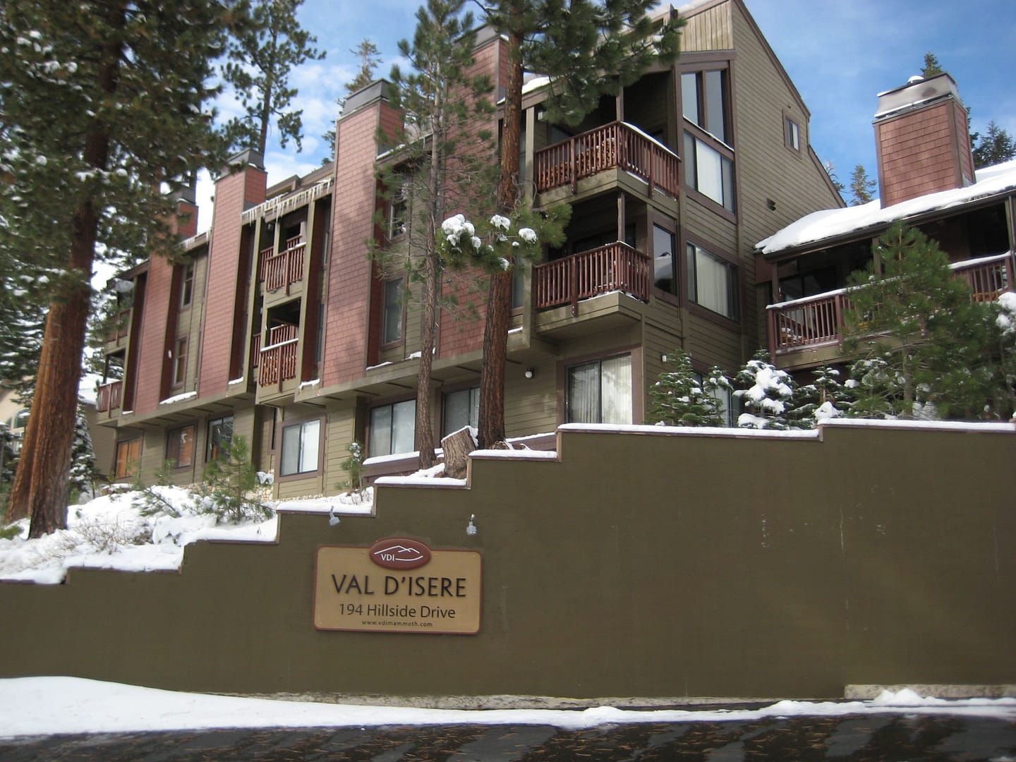 Building view of Val d'Isere by Mammoth Reservation Bureau