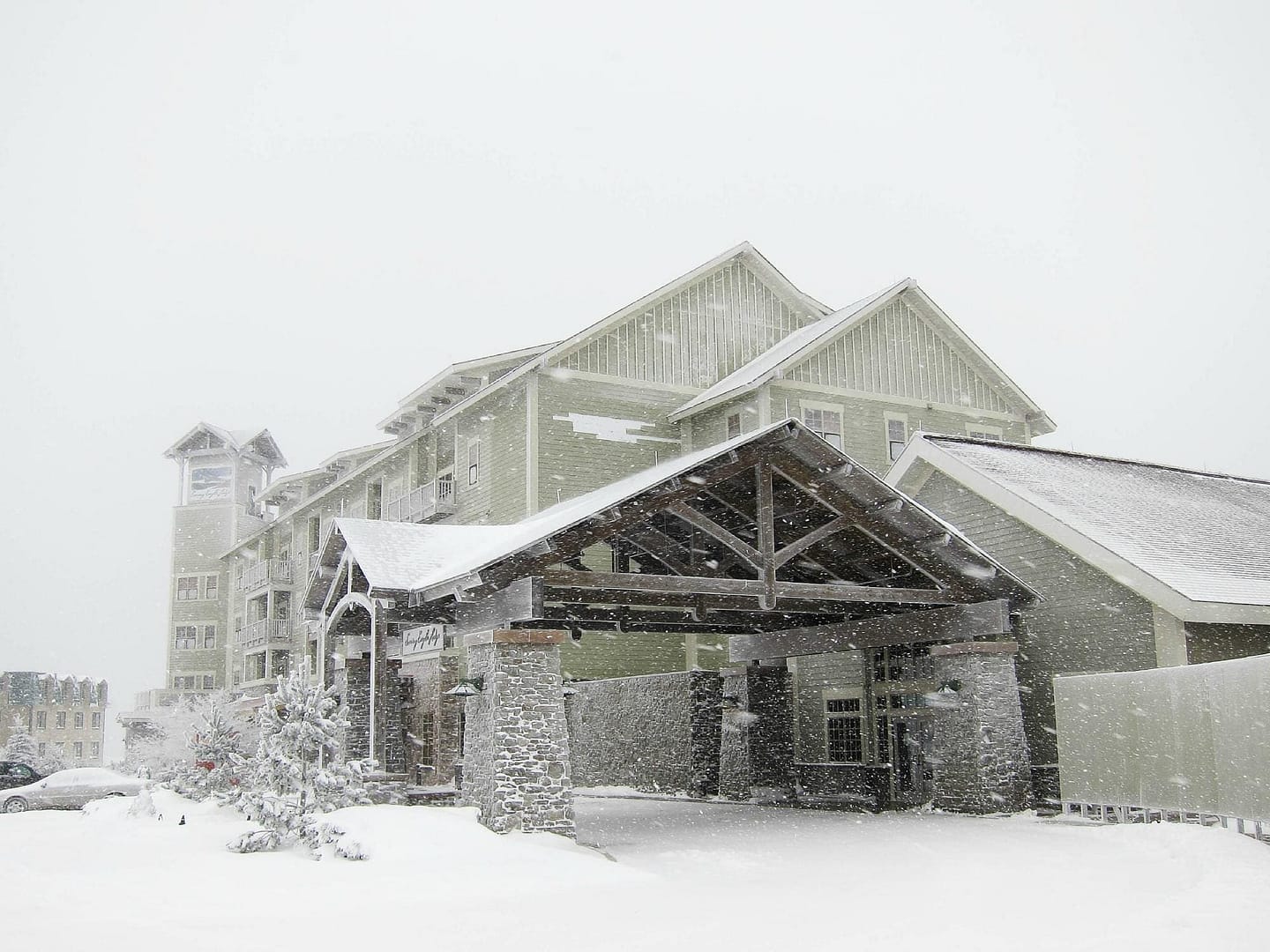 Building view of Soaring Eagle Lodge