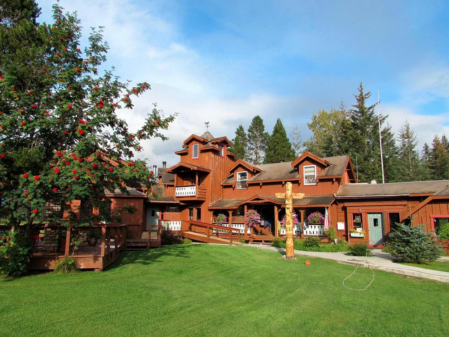 Building view of Glacier Bay Country Inn