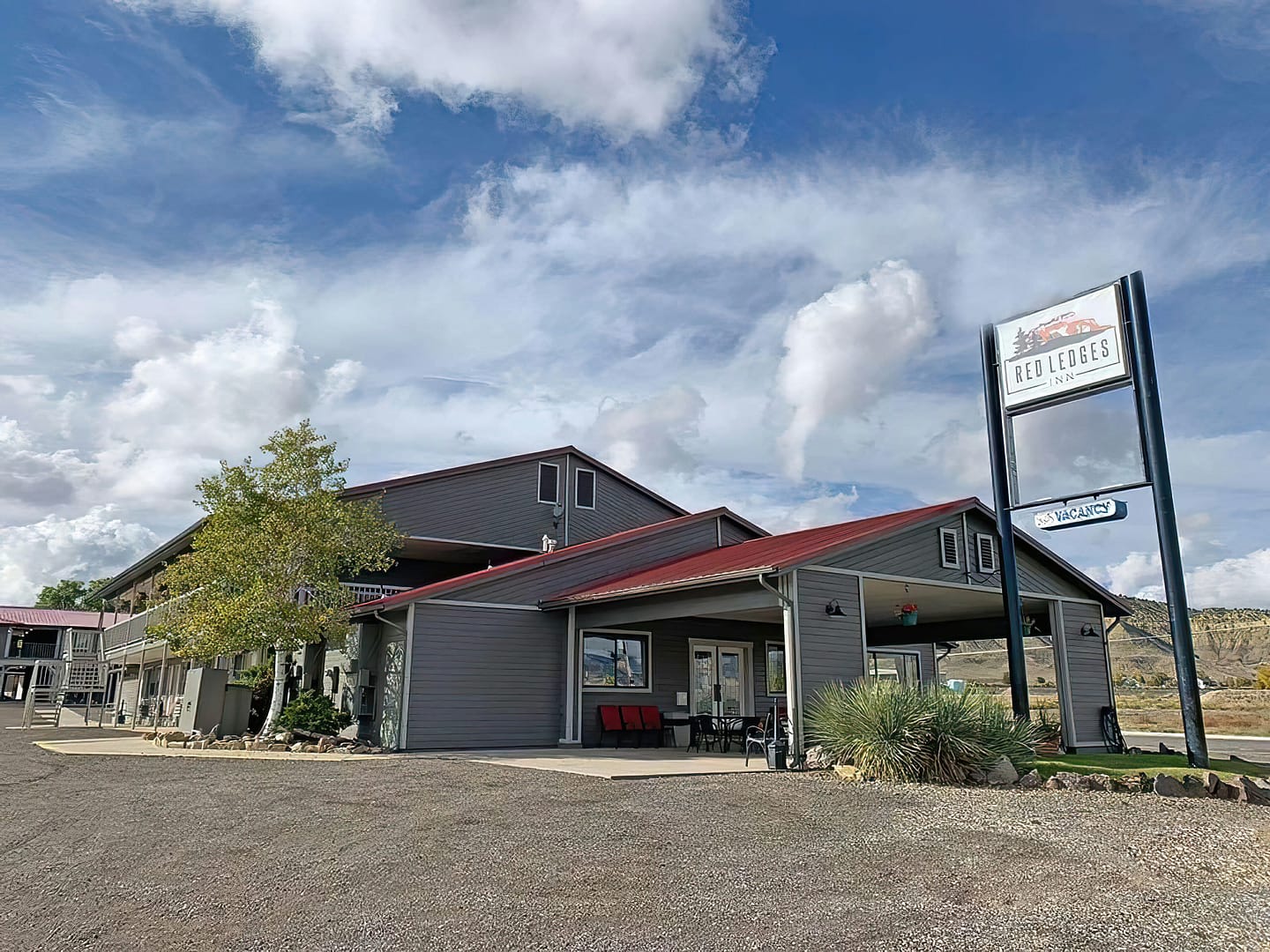 Building view of Red Ledges Inn